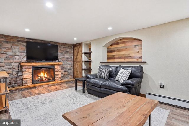 212 W FRANKLIN ST, Morrisville, PA 19067