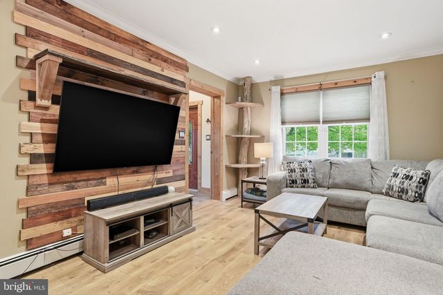 212 W FRANKLIN ST, Morrisville, PA 19067