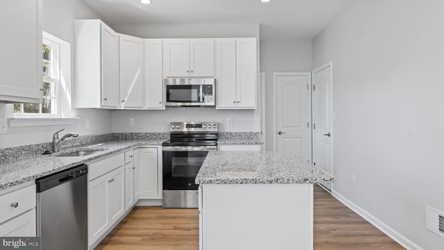 2402 MAPLE AVE, Wilmington, DE 19808