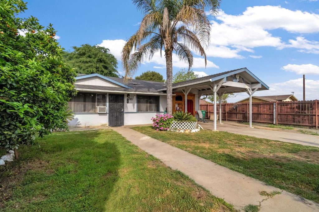 Image 1 of property listing at 125 12th Street, Orange Cove, CA 93646