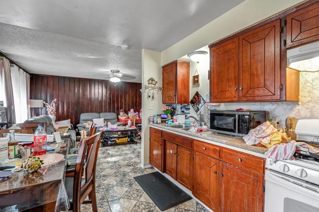 Image 10 of property listing at 125 12th Street, Orange Cove, CA 93646