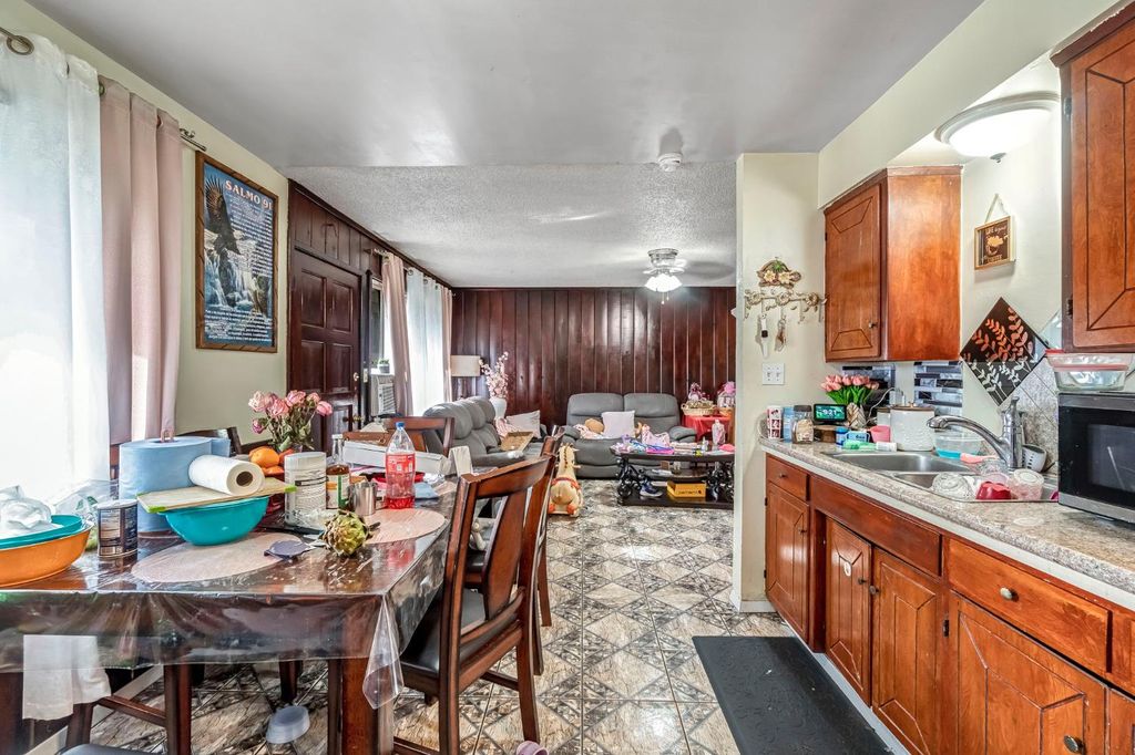 Image 11 of property listing at 125 12th Street, Orange Cove, CA 93646