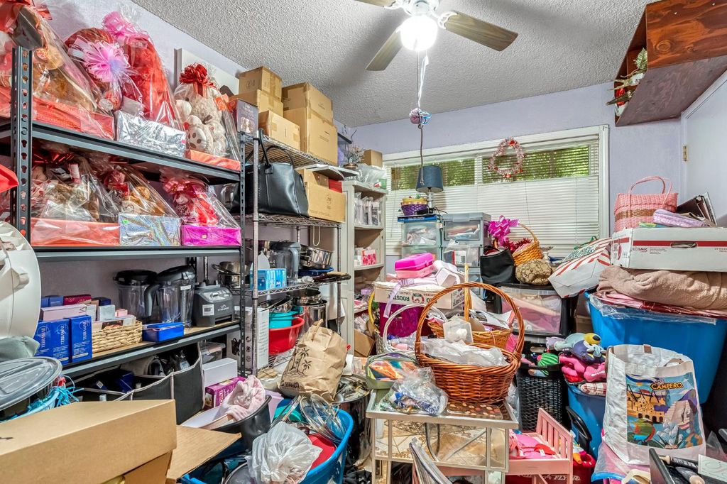 Image 14 of property listing at 125 12th Street, Orange Cove, CA 93646