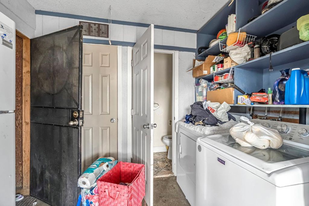 Image 17 of property listing at 125 12th Street, Orange Cove, CA 93646