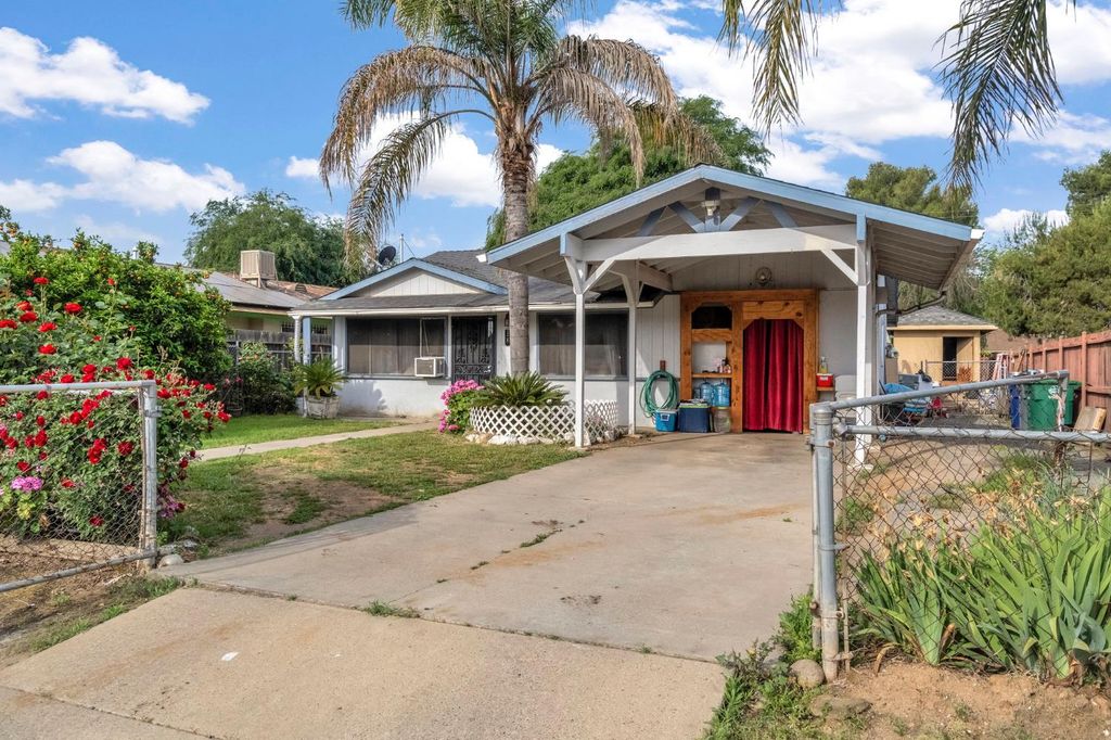 Image 2 of property listing at 125 12th Street, Orange Cove, CA 93646