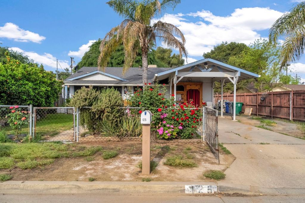 Image 3 of property listing at 125 12th Street, Orange Cove, CA 93646