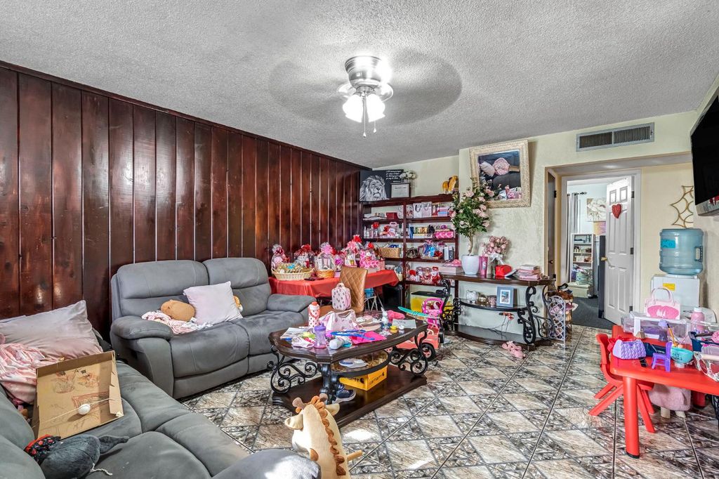 Image 5 of property listing at 125 12th Street, Orange Cove, CA 93646