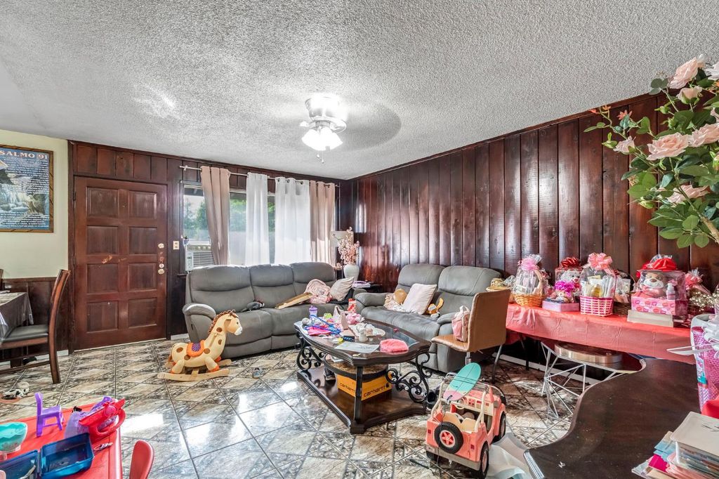 Image 6 of property listing at 125 12th Street, Orange Cove, CA 93646