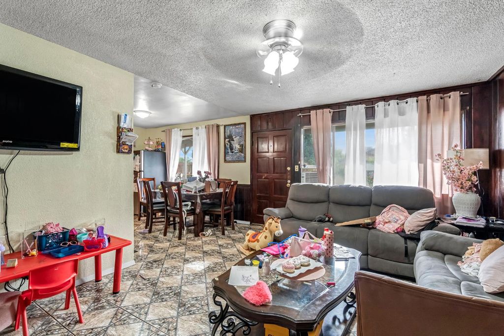 Image 7 of property listing at 125 12th Street, Orange Cove, CA 93646