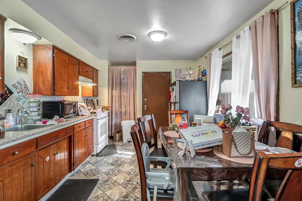 Image 8 of property listing at 125 12th Street, Orange Cove, CA 93646