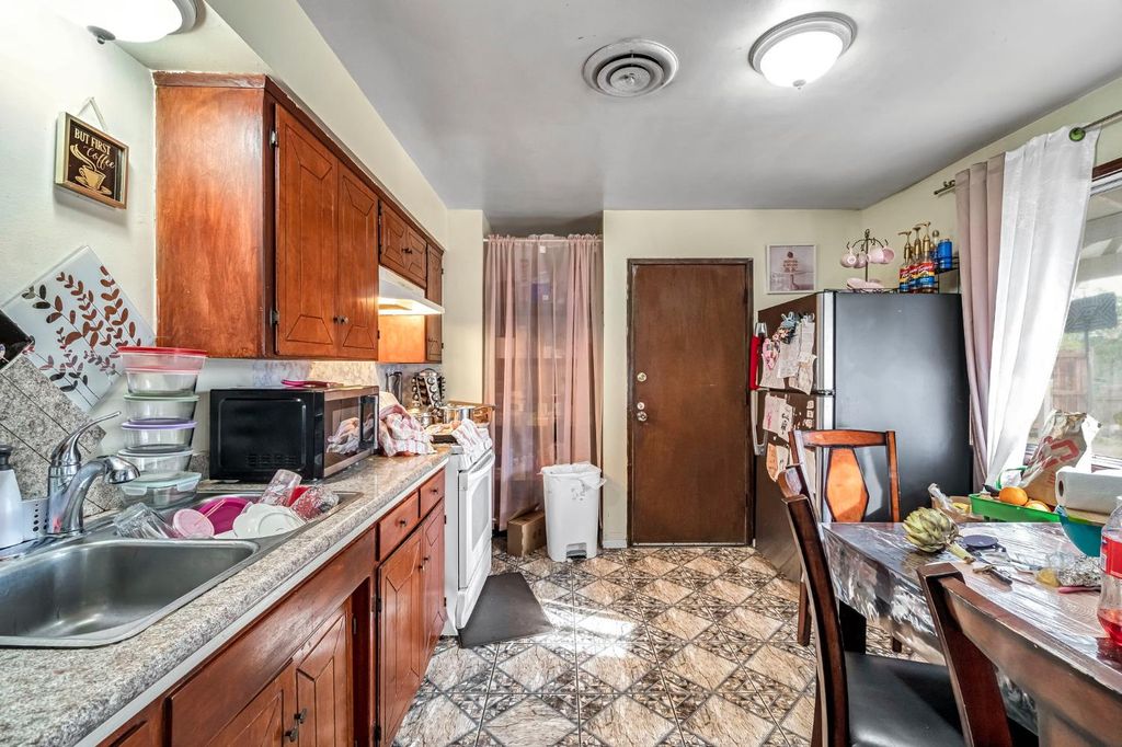 Image 9 of property listing at 125 12th Street, Orange Cove, CA 93646