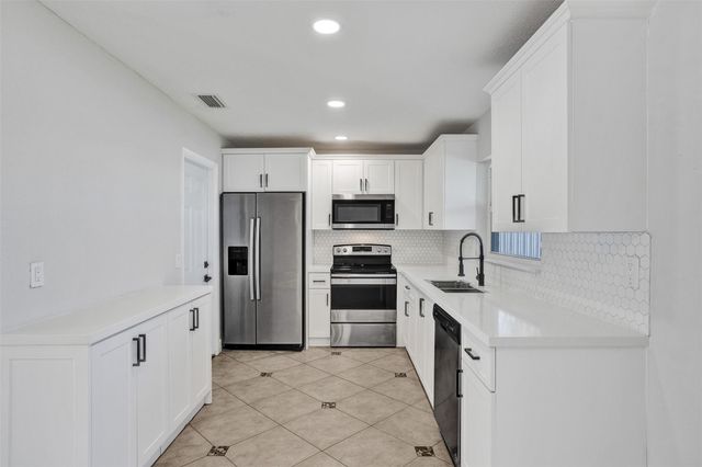 9431 NW 10th Street, Pembroke Pines, FL 33024