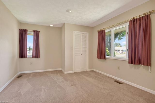 500 Moonefield DR, Smithfield, VA 23430
