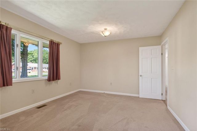 500 Moonefield DR, Smithfield, VA 23430