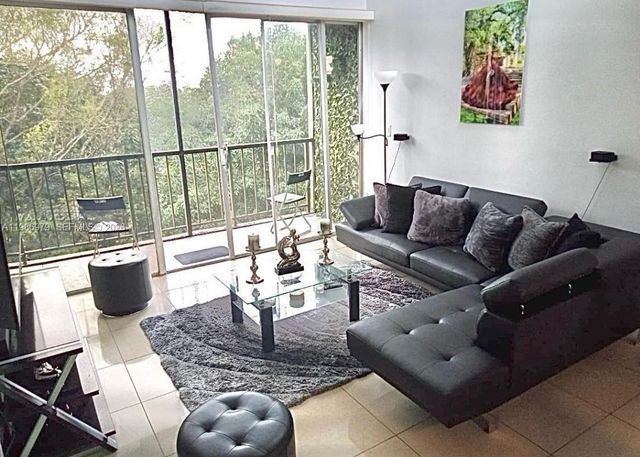 8860 Fontainebleau Blvd 506, Miami, FL 33172