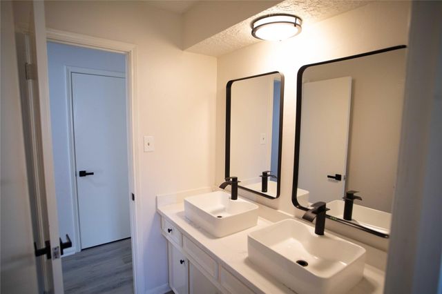 10710 Sandy Shoals Drive, Houston, TX 77071