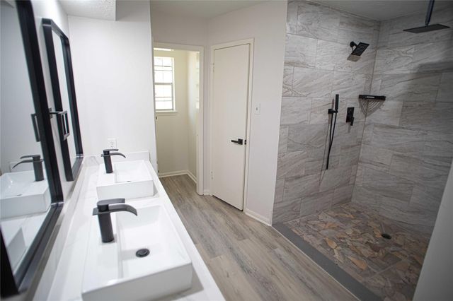 10710 Sandy Shoals Drive, Houston, TX 77071