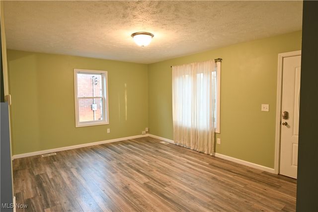 488 E 326th Street, Willowick, OH 44095