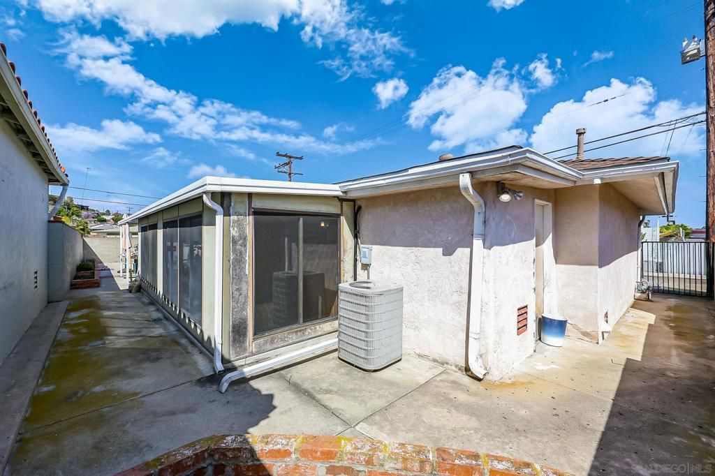 Image 27 of property listing at 1840 Locust St, San Diego, CA 92106
