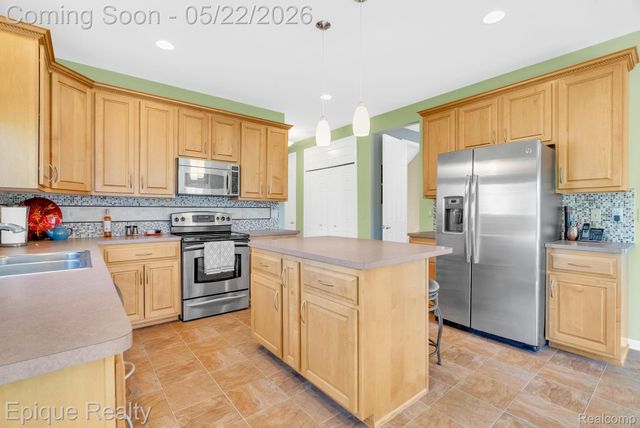 819 Pine Ridge Avenue, Oxford Charter Township, MI 48371