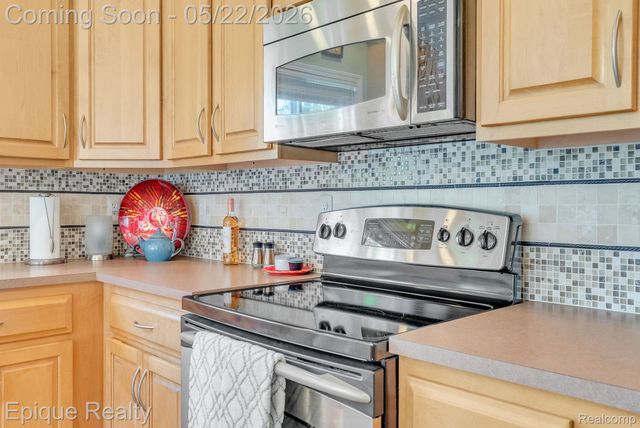819 Pine Ridge Avenue, Oxford Charter Township, MI 48371