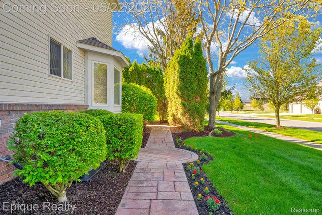 819 Pine Ridge Avenue, Oxford Charter Township, MI 48371