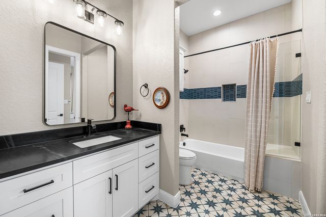 598 Virgil Way, Castroville, TX 78009