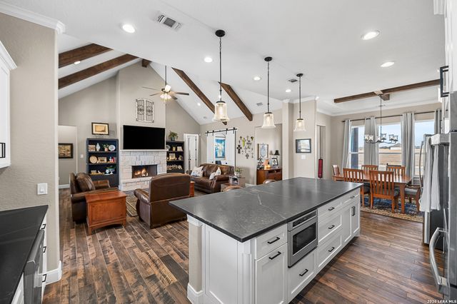 598 Virgil Way, Castroville, TX 78009