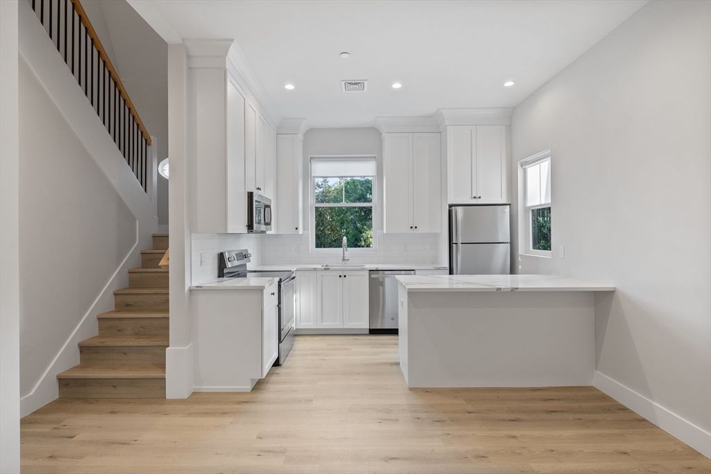 186 Bedford St 201, Lexington, MA 02420