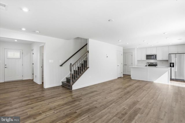 462 LUDGATE MNR, Falling Waters, WV 25419