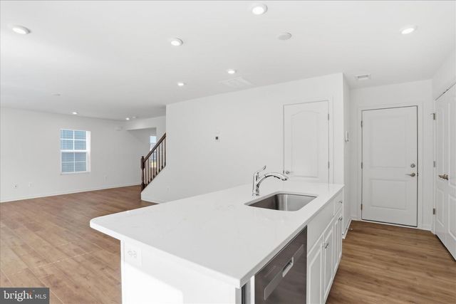 462 LUDGATE MNR, Falling Waters, WV 25419