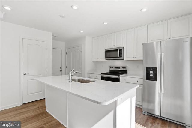 462 LUDGATE MNR, Falling Waters, WV 25419