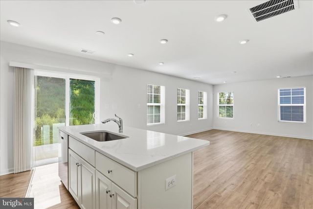 462 LUDGATE MNR, Falling Waters, WV 25419