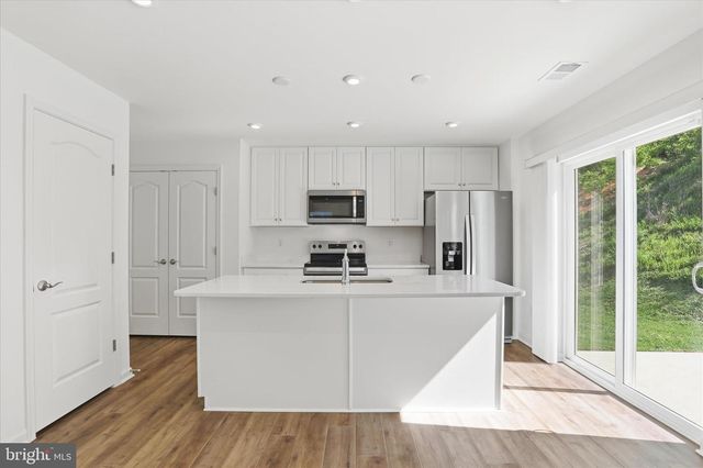 462 LUDGATE MNR, Falling Waters, WV 25419