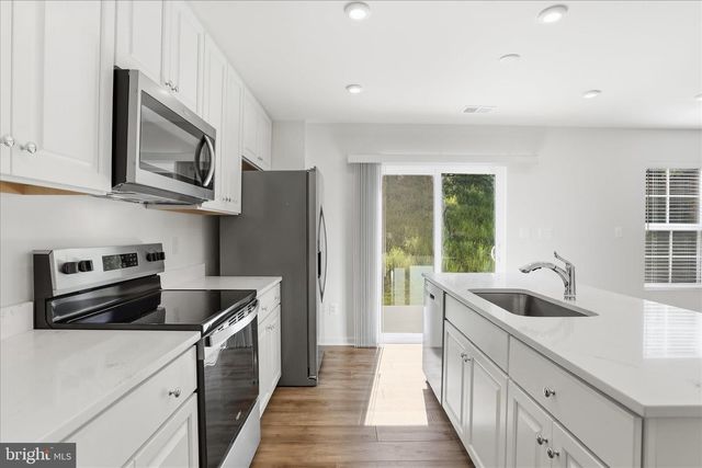 462 LUDGATE MNR, Falling Waters, WV 25419