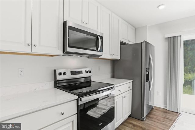 462 LUDGATE MNR, Falling Waters, WV 25419