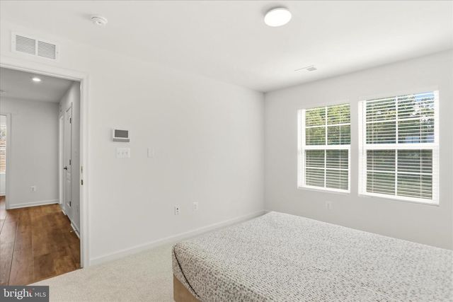 462 LUDGATE MNR, Falling Waters, WV 25419
