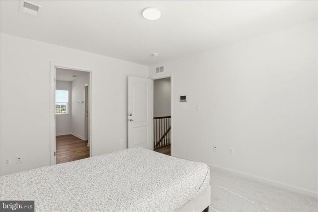462 LUDGATE MNR, Falling Waters, WV 25419