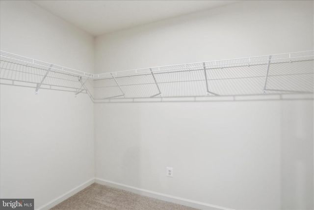 462 LUDGATE MNR, Falling Waters, WV 25419