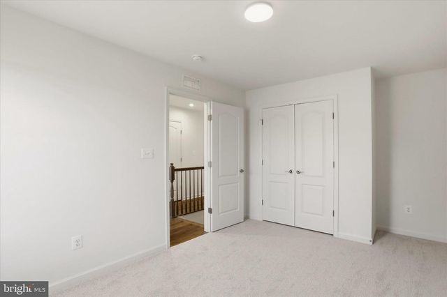 462 LUDGATE MNR, Falling Waters, WV 25419