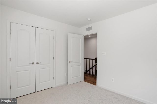 462 LUDGATE MNR, Falling Waters, WV 25419