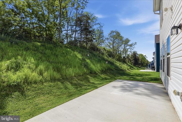 462 LUDGATE MNR, Falling Waters, WV 25419