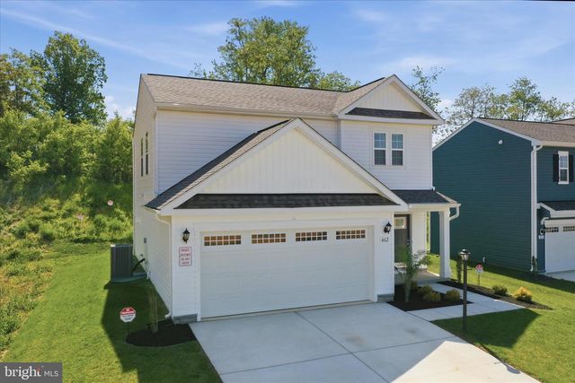 462 LUDGATE MNR, Falling Waters, WV 25419