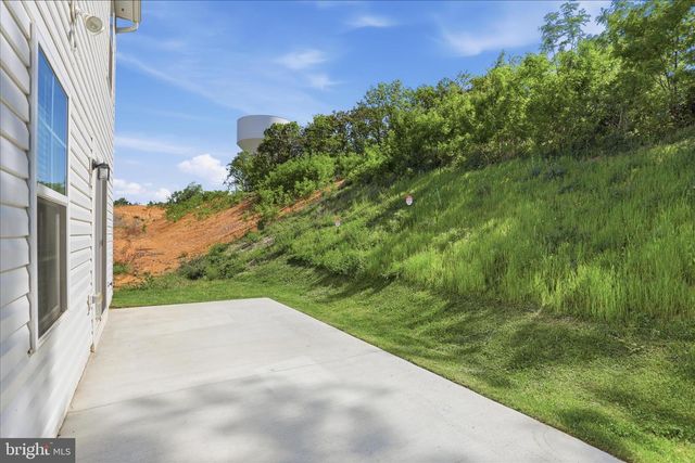 462 LUDGATE MNR, Falling Waters, WV 25419