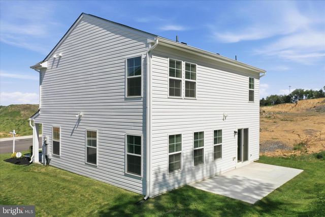 462 LUDGATE MNR, Falling Waters, WV 25419