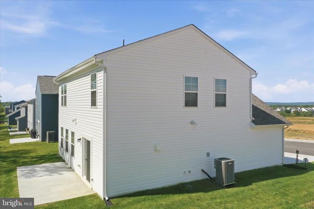 462 LUDGATE MNR, Falling Waters, WV 25419