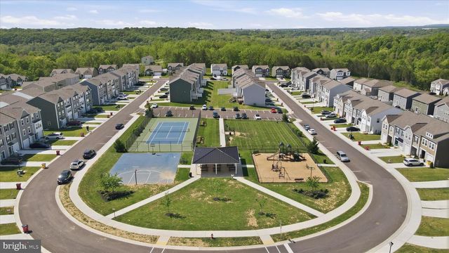 462 LUDGATE MNR, Falling Waters, WV 25419
