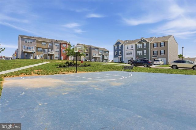 462 LUDGATE MNR, Falling Waters, WV 25419