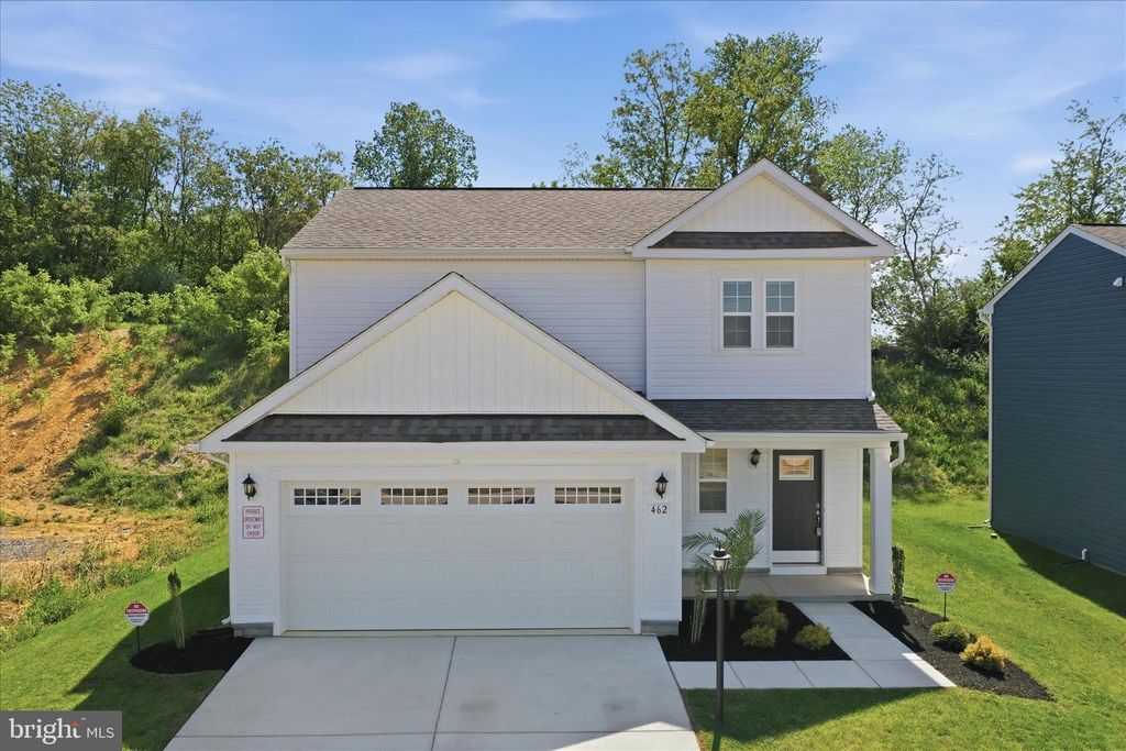 462 LUDGATE MNR, Falling Waters, WV 25419