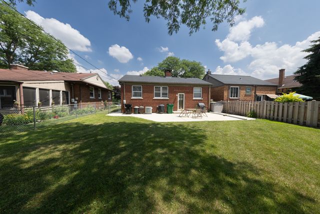 1406 Portsmouth Avenue, Westchester, IL 60154